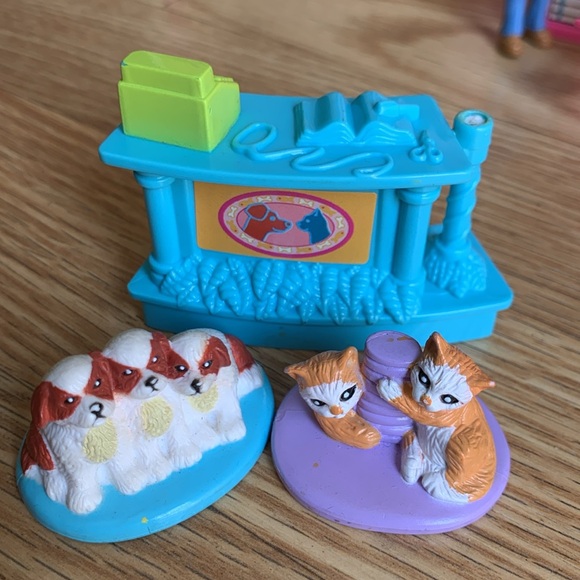 Fisher-Price Loving Family Sweet Streets Beauty salon and Pet Shop - Picture 4 of 9